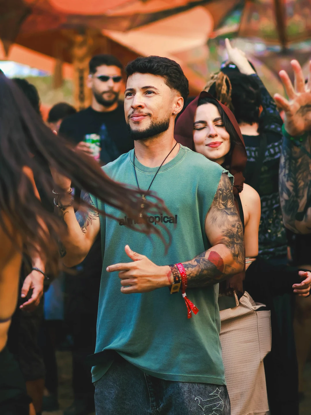 Eduardo Capelo de camiseta verde e braços tatuados na pista do Pulsar Festival