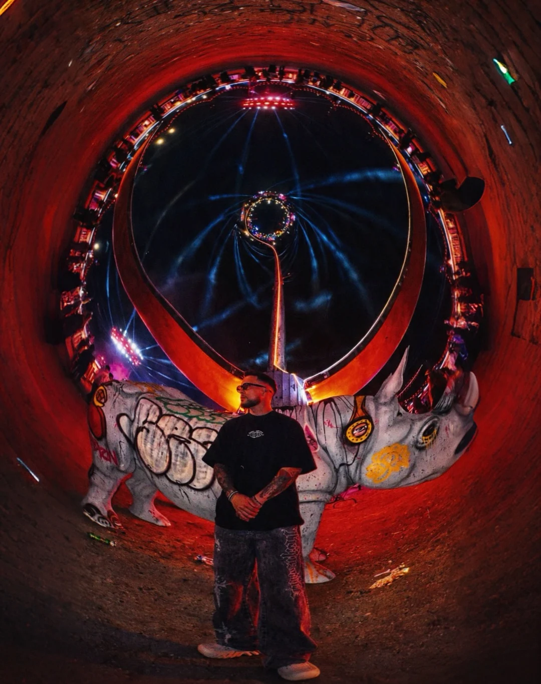 Eduardo Capelo diante de uma instalação circular iluminada no Mega Space