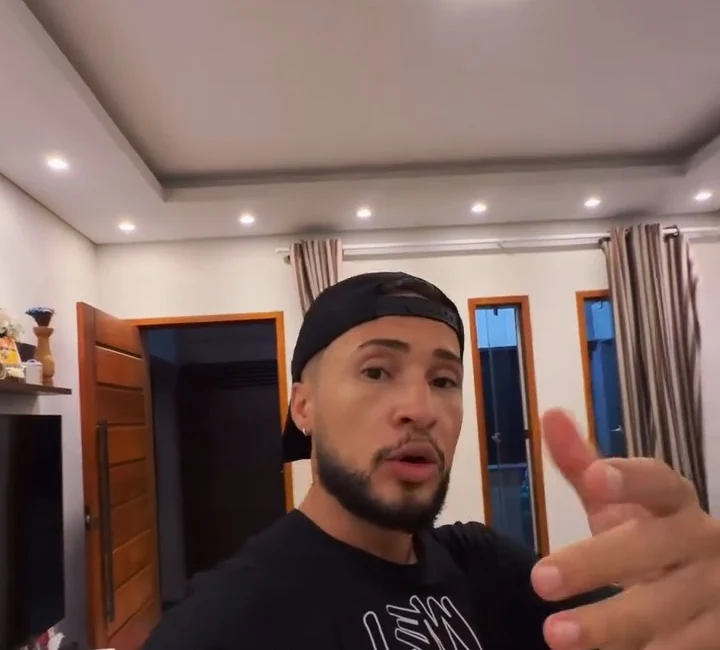 Eduardo Capelo de boné preto mostrando os preparativos para um festival