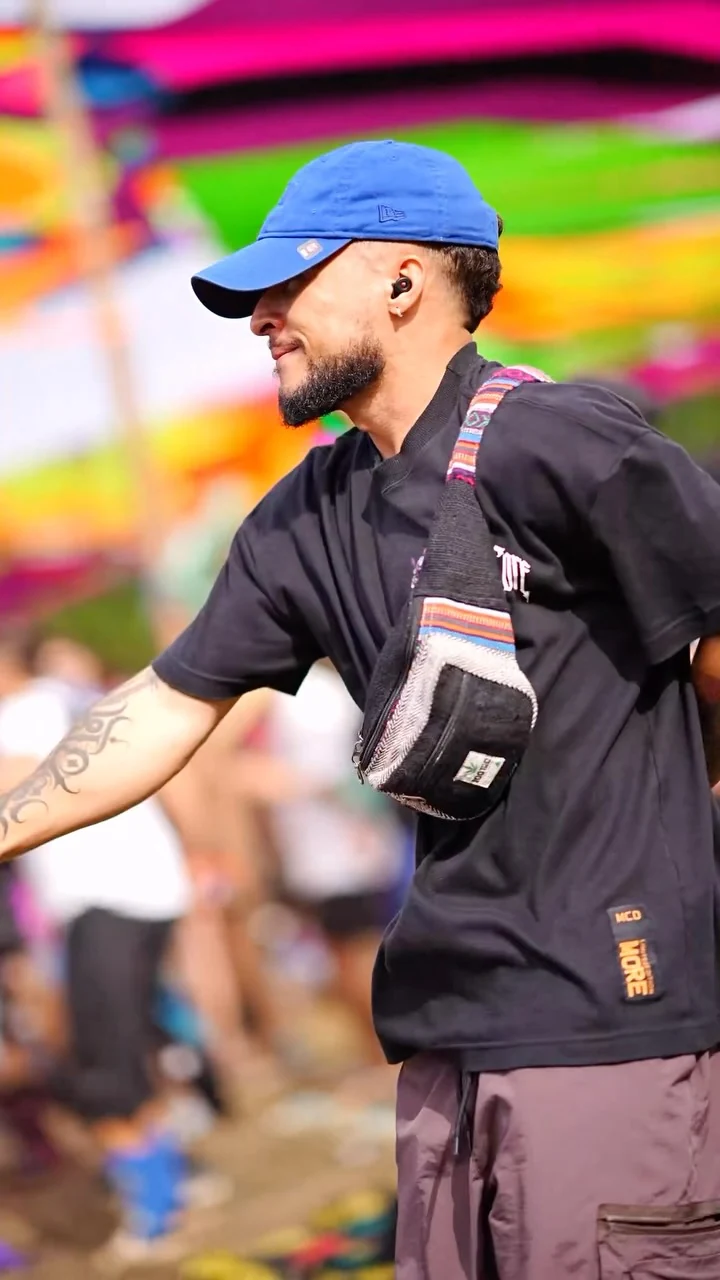 Eduardo Capelo de boné azul e camiseta preta na pista do PumaPunku Festival