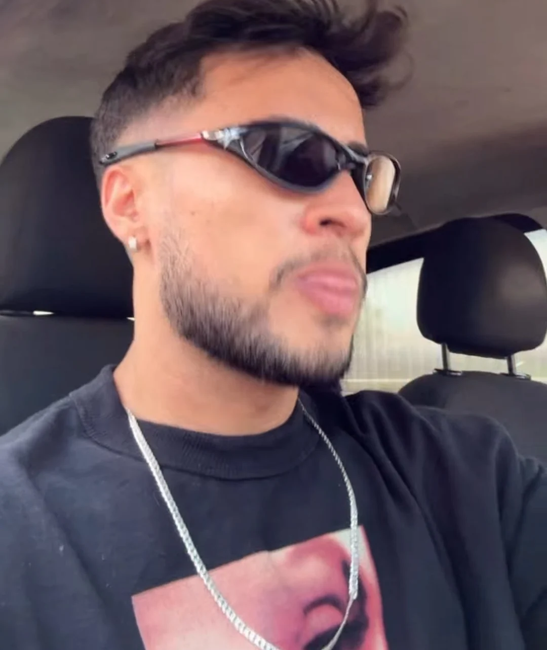 Eduardo Capelo de óculos escuros em um retrato dentro do carro