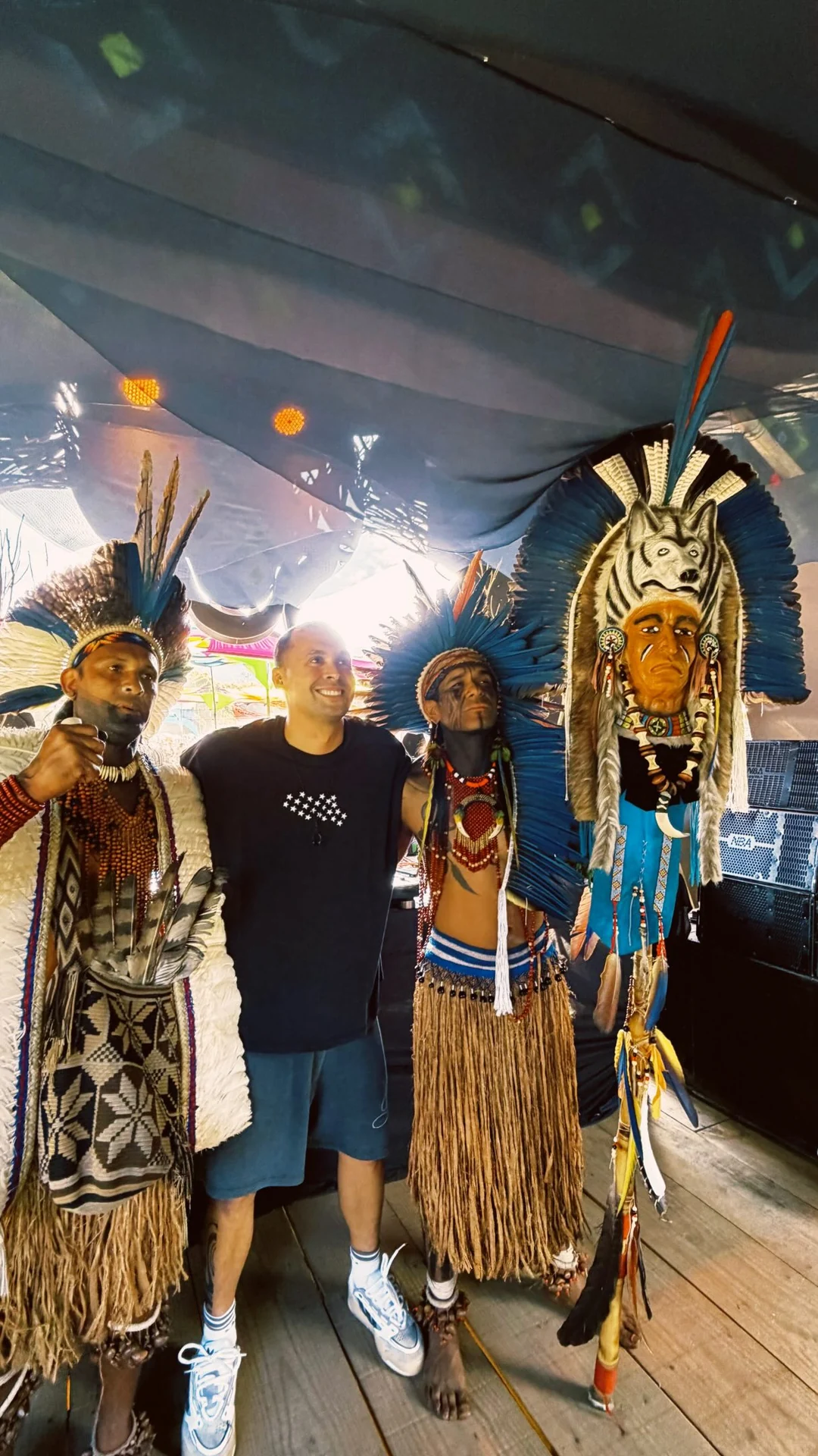 Participantes Pataxó e artista no palco do PumaPunku Festival
